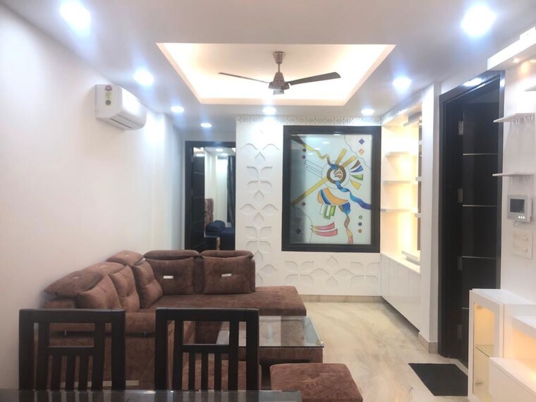 Living Room, shivalik colony 3 Bedroom 200 Sq.Ft. Builder Floor In Shivalik Colony Delhi 10395874