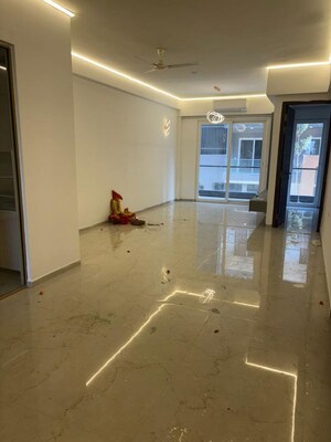 Parking in 2.5 BHK Apartment at Smart World Orchard, Sector 61 – for Rent