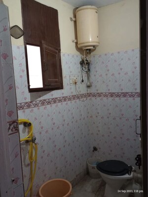 Bathroom in 1.5 BHK Apartment at Mayur Vihar – for Rent
