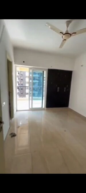 Room in 2.5 BHK Apartment at Amrapali Centurian Park, Tech Zone 4 Greater Noida – for Sale