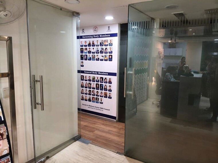 Entrance, connaught place Commercial Office Space 2700 Sq.Ft. In Connaught Place Delhi 10395940