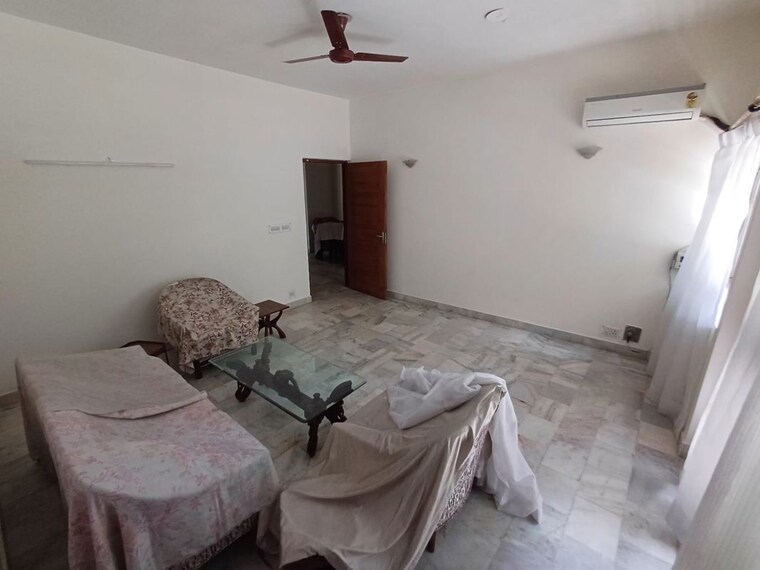 Bedroom, south extension i 5 Bedroom 500 Sq.Ft. Builder Floor In South Extension I Delhi 10395962