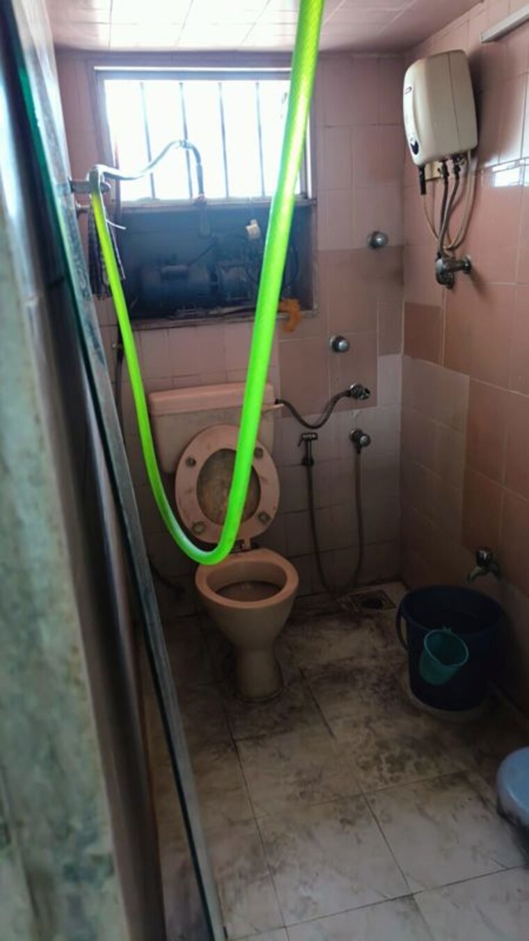 Bathroom, vakola Commercial Office Space 1000 Sq.Ft. In Vakola Mumbai 10395963