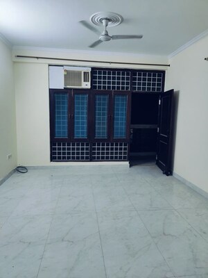 Room in 2 BHK Builder Floor at Sector 52 – for Rent