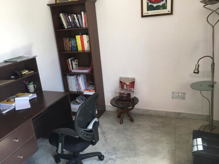 Study Room, sector 33 2 Bedroom 250 Sq.Mt. Builder Floor In Sector 33 Noida 10396043