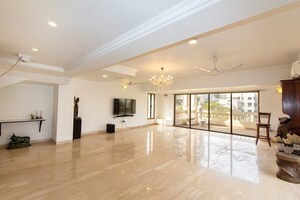 Room in 3 BHK Apartment at Regency Terrace, Khar West – for Rent