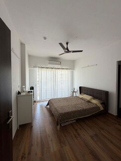 3.5 BHK + Servant Room Apartment For Rent in Mahagun Moderne