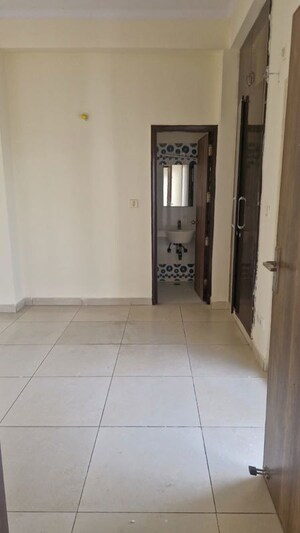 Room in 2.5 BHK Apartment at Skytech Matrott, Sector 76 – for Rent