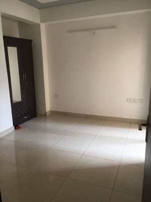 Room in 2.5 BHK Apartment at Skytech Matrott, Sector 76 – for Rent