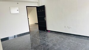 Room in 3.5 BHK Apartment at Omaxe Waterscapes, Gomti Nagar – for Rent