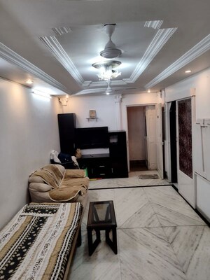 Living Room in 1.5 BHK Apartment at Vile Parle West – for Rent