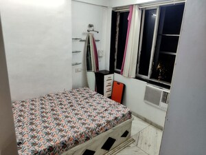 Bedroom in 1.5 BHK Apartment at Vile Parle West – for Rent