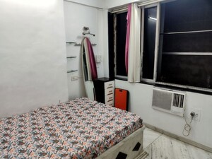 Bedroom in 1.5 BHK Apartment at Vile Parle West – for Rent