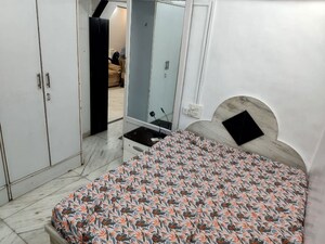 Bedroom in 1.5 BHK Apartment at Vile Parle West – for Rent