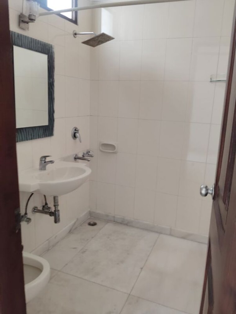 Bathroom, safdarjung development area 4 Bedroom 2500 Sq.Ft. Builder Floor In Safdarjung Development Area Delhi 10396436