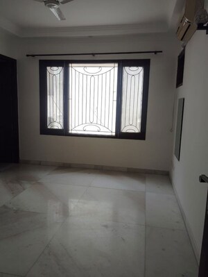 Room in 4 BHK Builder Floor at Safdarjung Development Area – for Rent
