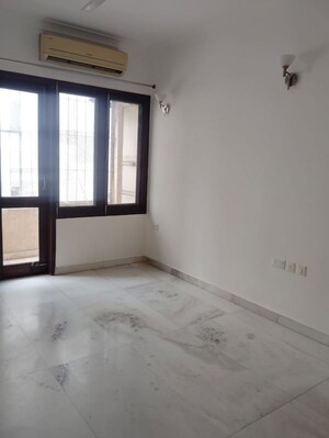 Room in 4 BHK Builder Floor at Safdarjung Development Area – for Rent
