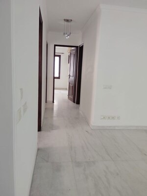 Room in 4 BHK Builder Floor at Safdarjung Development Area – for Rent