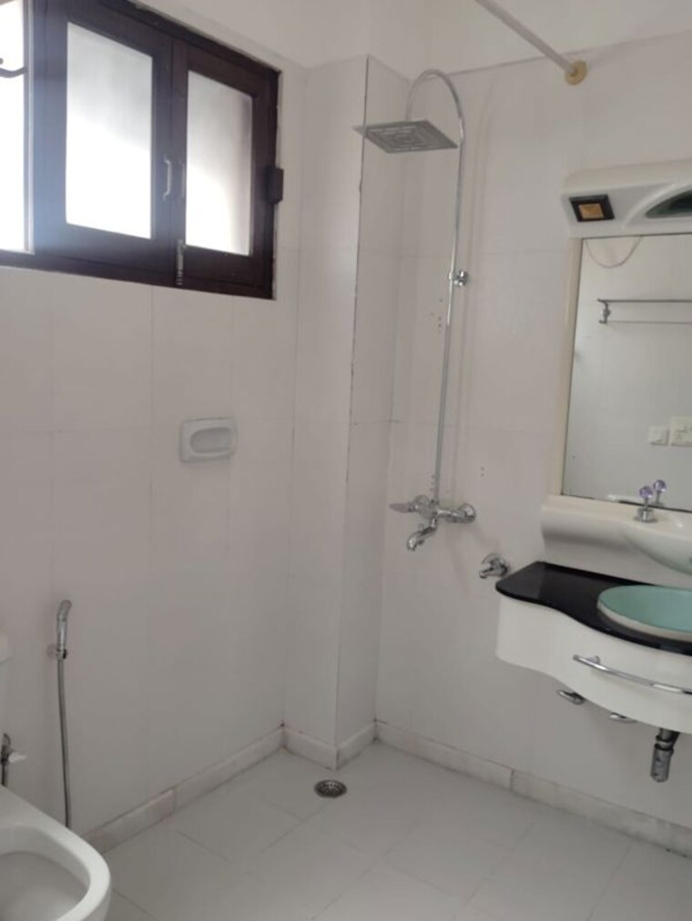 Bathroom, safdarjung development area 4 Bedroom 2500 Sq.Ft. Builder Floor In Safdarjung Development Area Delhi 10396436