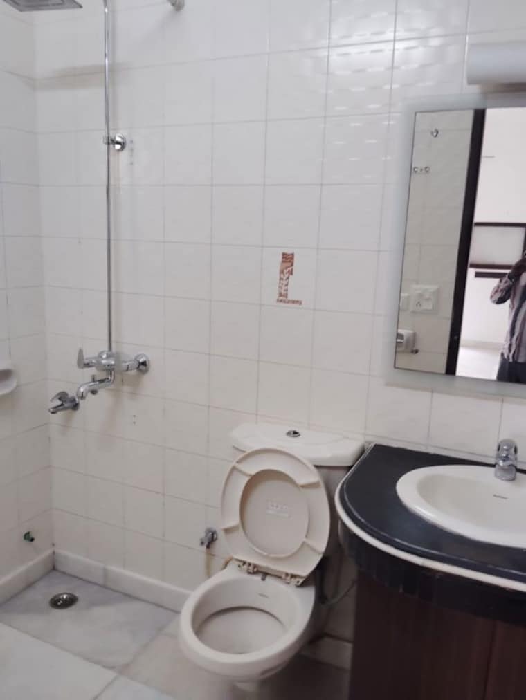 Bathroom, safdarjung development area 4 Bedroom 2500 Sq.Ft. Builder Floor In Safdarjung Development Area Delhi 10396436