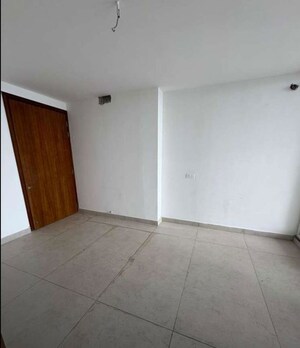 Room in 5 BHK Apartment at Malwa Escon Primera, International Airport Road – for Rent
