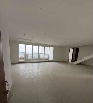 Room in 5 BHK Apartment at Malwa Escon Primera, International Airport Road – for Rent