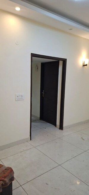 Room in 2 BHK Builder Floor at Green Fields Colony – for Rent