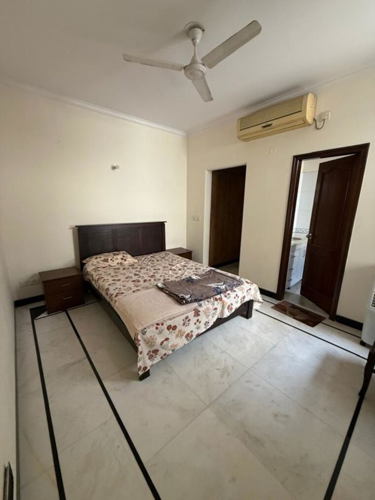 Bedroom, sector 43 1 Bedroom 450 Sq.Mt. Builder Floor In Sector 43 Noida 10396547