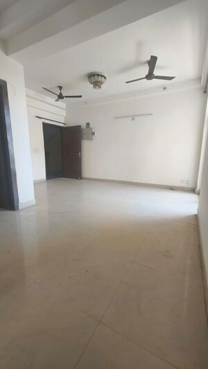 Room in 3.5 BHK Apartment at Amrapali Platinum, Sector 119 – for Sale