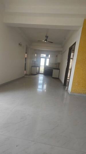 Room in 3.5 BHK Apartment at Amrapali Platinum, Sector 119 – for Sale