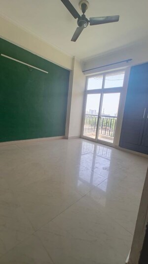 Room in 3.5 BHK Apartment at Amrapali Platinum, Sector 119 – for Sale