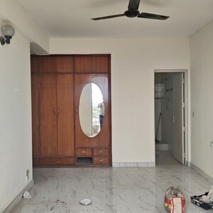 Room in 2 BHK Apartment at DLF The Carlton Estate, Dlf Phase V – for Rent