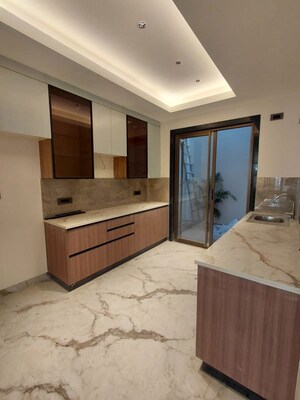 Room in 6+ BHK Villa at Maulviganj – for Sale