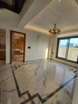 Room in 6+ BHK Villa at Maulviganj – for Sale