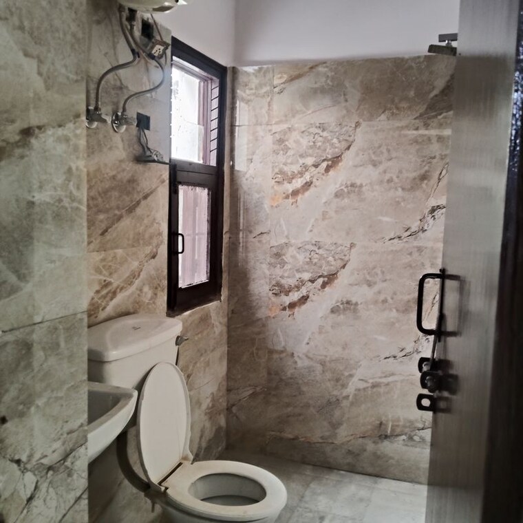 Bathroom, ss-mayfield-gardens 2.5 Bedroom 1153 Sq.Ft. Builder Floor In Sector 51 Gurgaon 10396603