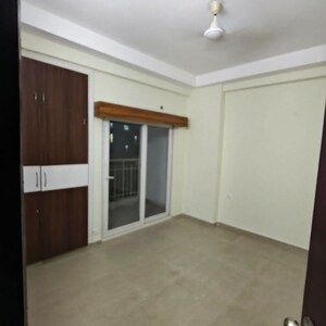 Room in 3 BHK Apartment at Antriksh Golf View - II, Sector 78 – for Rent