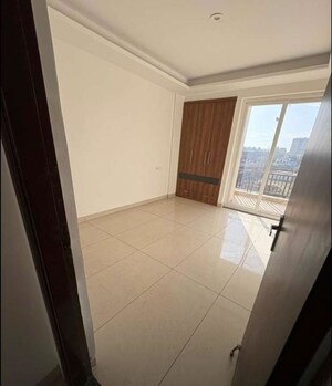 Room in 3 BHK Apartment at Green Valley Residencia, Ghazipur – for Rent