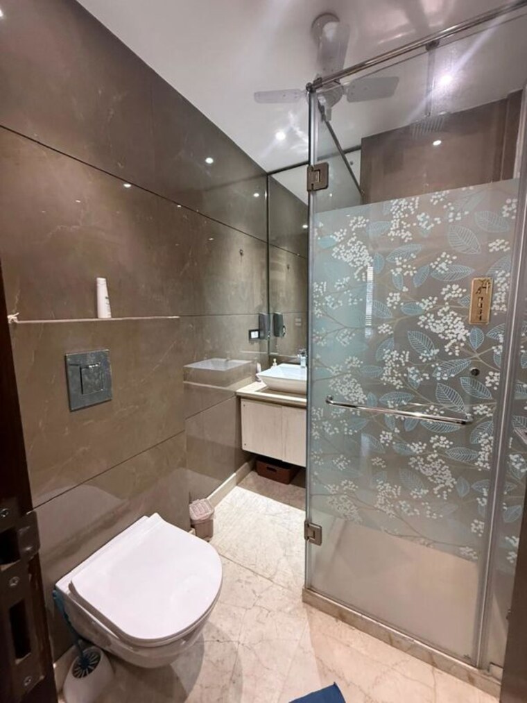 Bathroom, chittaranjan park 3 Bedroom 1500 Sq.Ft. Builder Floor In Chittaranjan Park Delhi 10396732