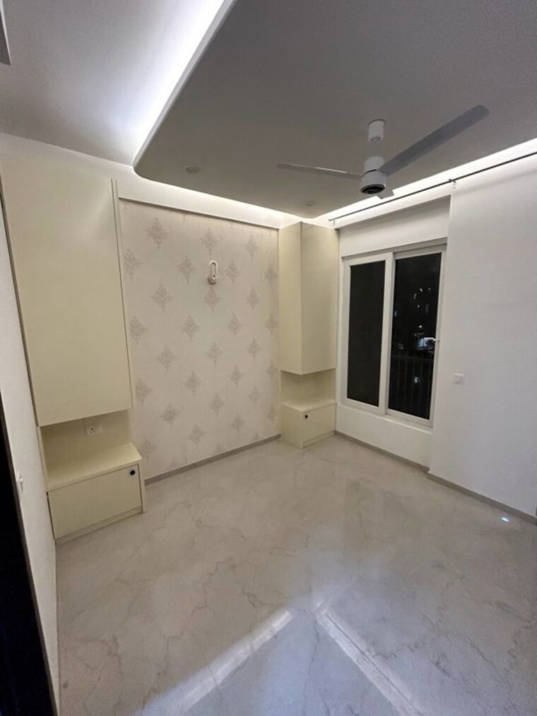 Room, smart-world-orchard Commercial Warehouse 1595 Sq.Ft. In Sector 61 Gurgaon 10396808