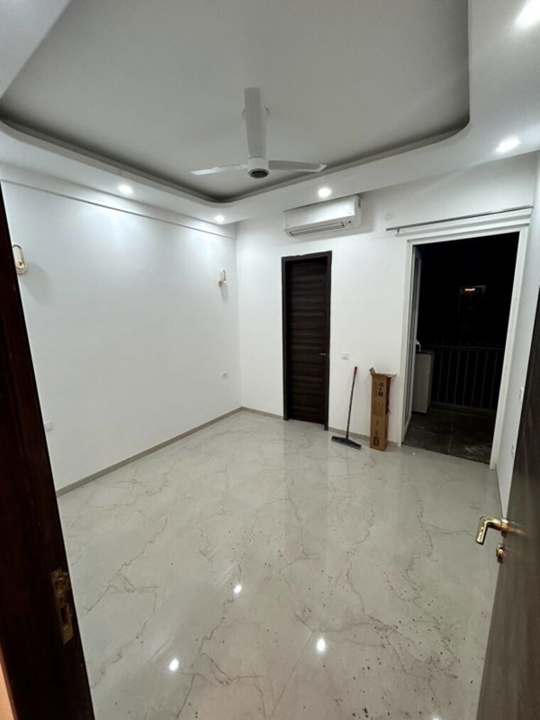 Room, smart-world-orchard Commercial Warehouse 1595 Sq.Ft. In Sector 61 Gurgaon 10396808
