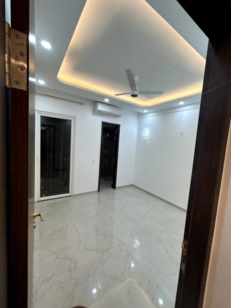 Room, smart-world-orchard Commercial Warehouse 1595 Sq.Ft. In Sector 61 Gurgaon 10396808