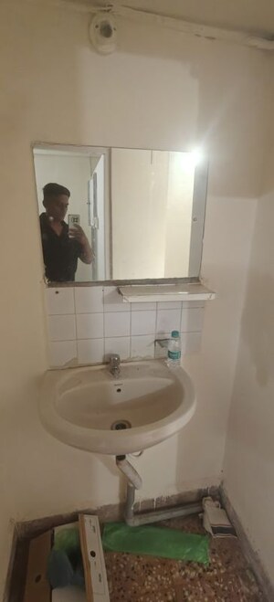 Bathroom in 1 BHK Apartment at Deccan Gymkhana – for Rent