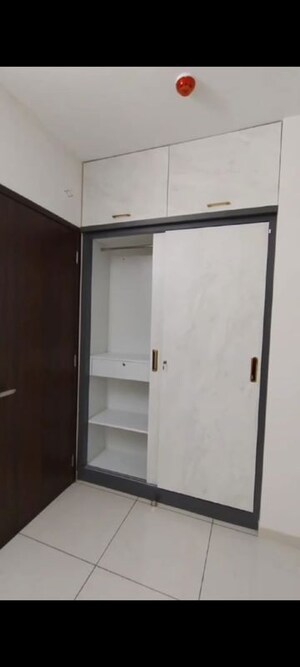 Room in 2 BHK Apartment at VJ YashOne Infinitee, Tathawade – for Rent