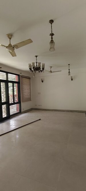 Room in 4 BHK Villa at Ansal Florence Residency, Sector 57 – for Rent