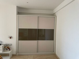 Room in 3 BHK Apartment at Hiranandani Meadows, Manpada – for Rent