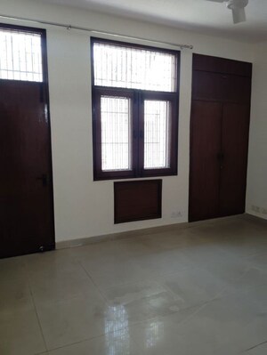 Room in 3.5 BHK Builder Floor at Safdarjung Enclave – for Rent