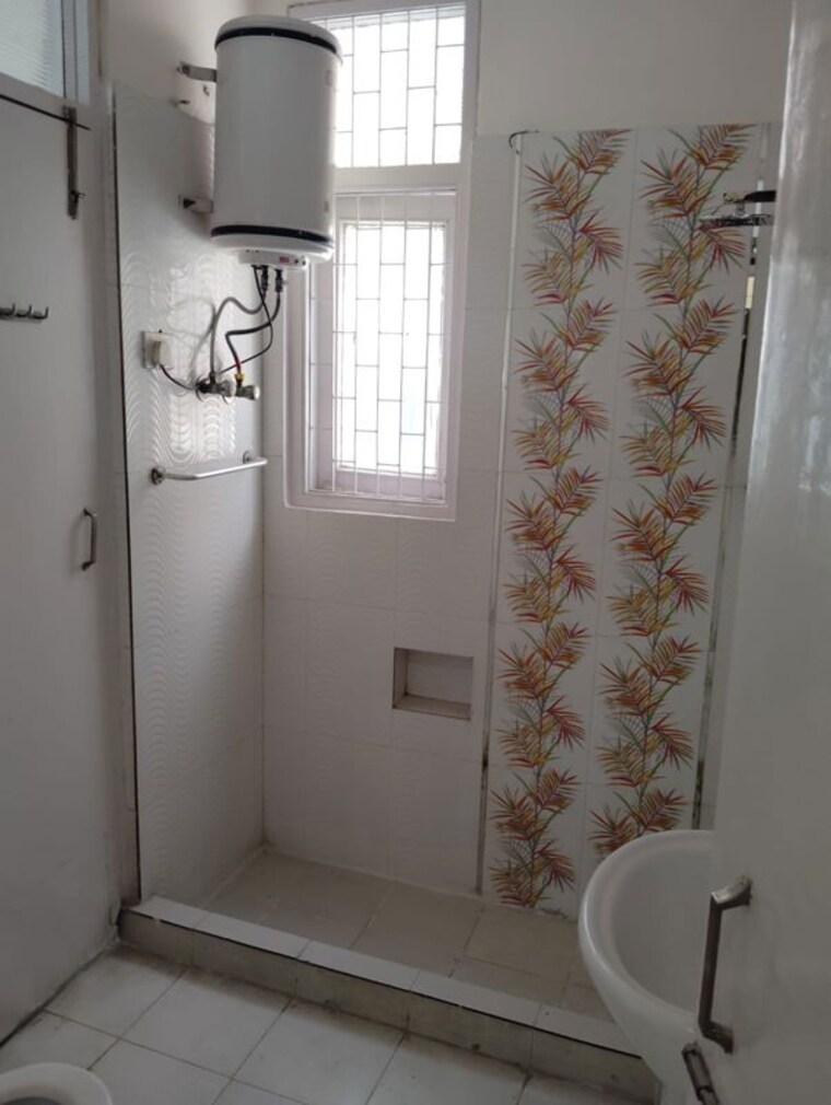 Bathroom, safdarjung enclave 3.5 Bedroom 2500 Sq.Ft. Builder Floor In Safdarjung Enclave Delhi 10396927
