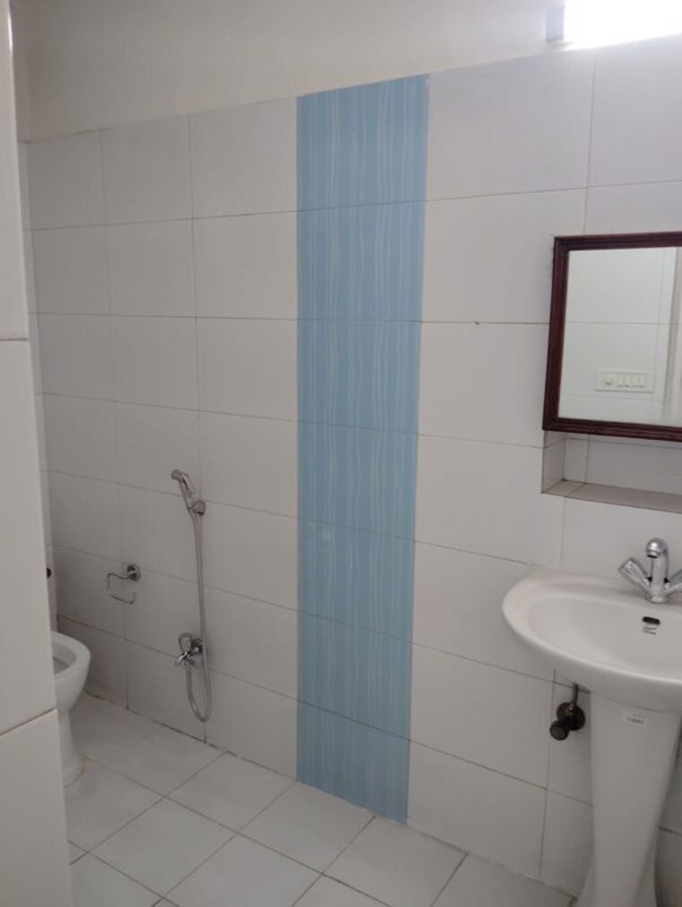 Bathroom, safdarjung enclave 3.5 Bedroom 2500 Sq.Ft. Builder Floor In Safdarjung Enclave Delhi 10396927
