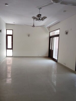 Room in 3.5 BHK Builder Floor at Safdarjung Enclave – for Rent