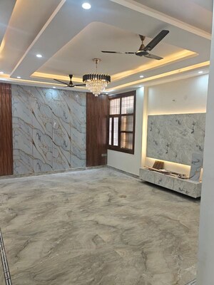 Room in 4 BHK Builder Floor at Green Fields Colony – for Rent
